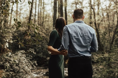 男人和女人站在森林
